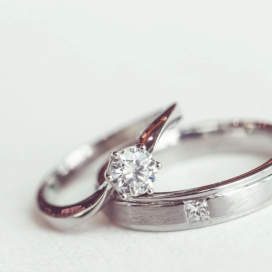 Silver engagement ring with a round stone and a matching plain band