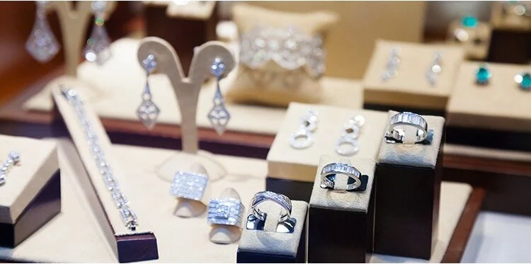 Gifts for him: signet rings and cufflinks